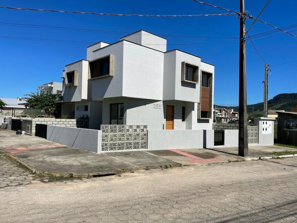 Sobrado à venda no Loteamento Pedra Branca, Garopaba-SC: 2 suítes, varanda, 2 vagas e acabamento premium perto de comércio e praias!