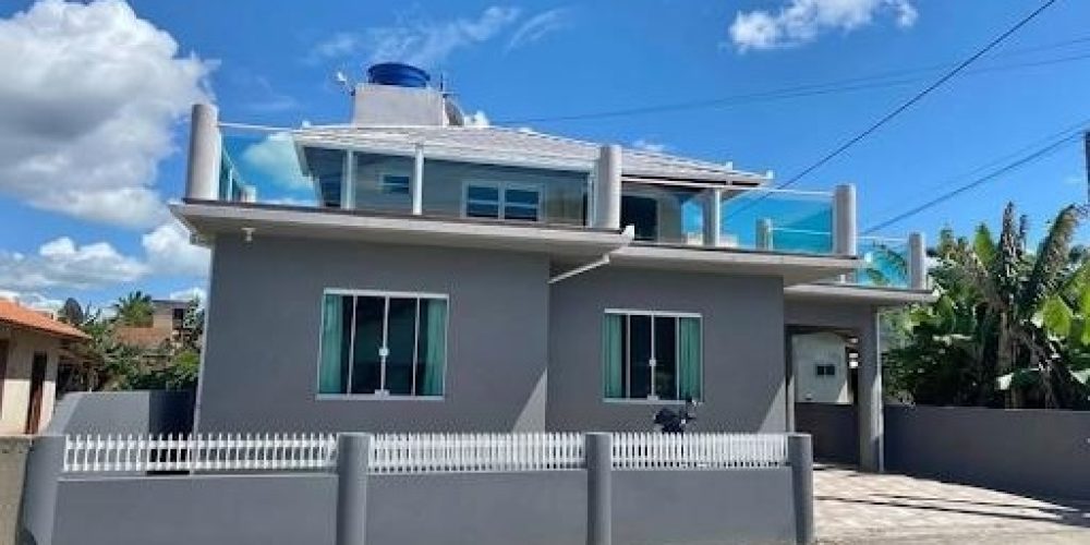 Casa do Casagrande na Palhocinha com 148m² de contrução com 211m² terreno e 3 quartos sendo 1 suíte. 3 banheiros + salão de festas (1) (1)