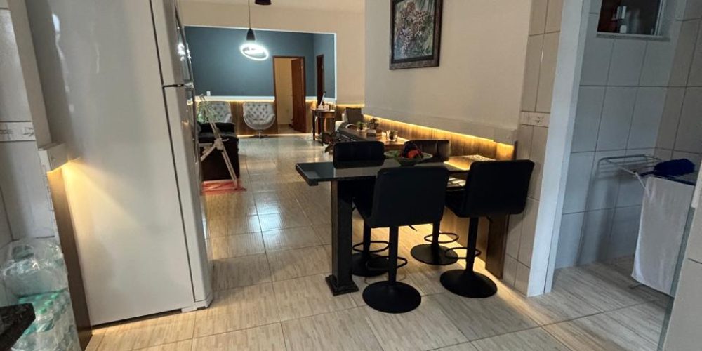 Casa do Casagrande na Palhocinha com 148m² de contrução com 211m² terreno e 3 quartos sendo 1 suíte. 3 banheiros + salão de festas (18)