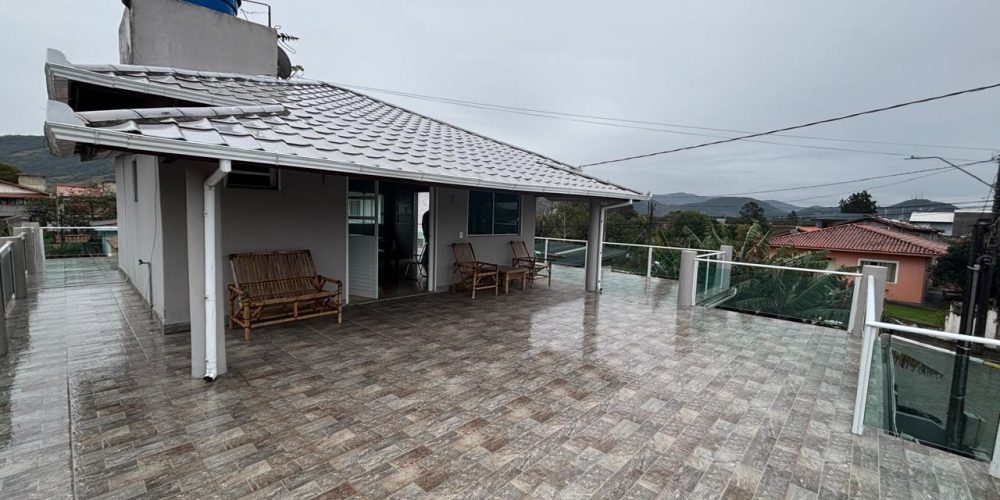 Casa do Casagrande na Palhocinha com 148m² de contrução com 211m² terreno e 3 quartos sendo 1 suíte. 3 banheiros + salão de festas (4)