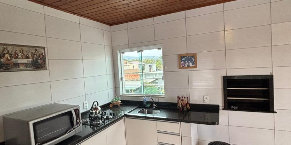 Casa do Casagrande na Palhocinha com 148m² de contrução com 211m² terreno e 3 quartos sendo 1 suíte. 3 banheiros + salão de festas (5)