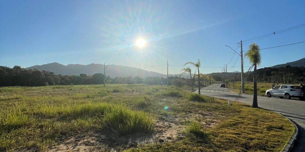 Terreno à venda no Quinta das Palmeiras, Campo D’una – Garopaba-SC. Lote plano em bairro tranquilo e valorizado, ideal para construir e investir