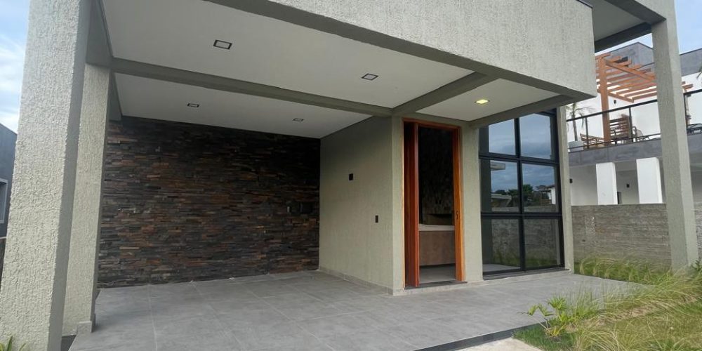 casa do César no Cond. Rosa Internacional 194m² por $ 2.390 (1)