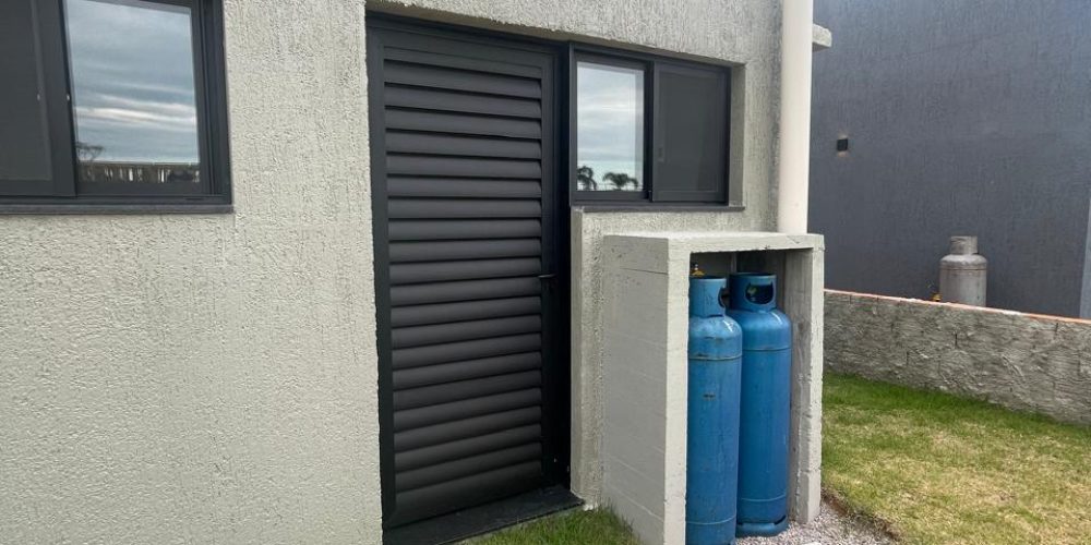 casa do César no Cond. Rosa Internacional 194m² por $ 2.390 (19)