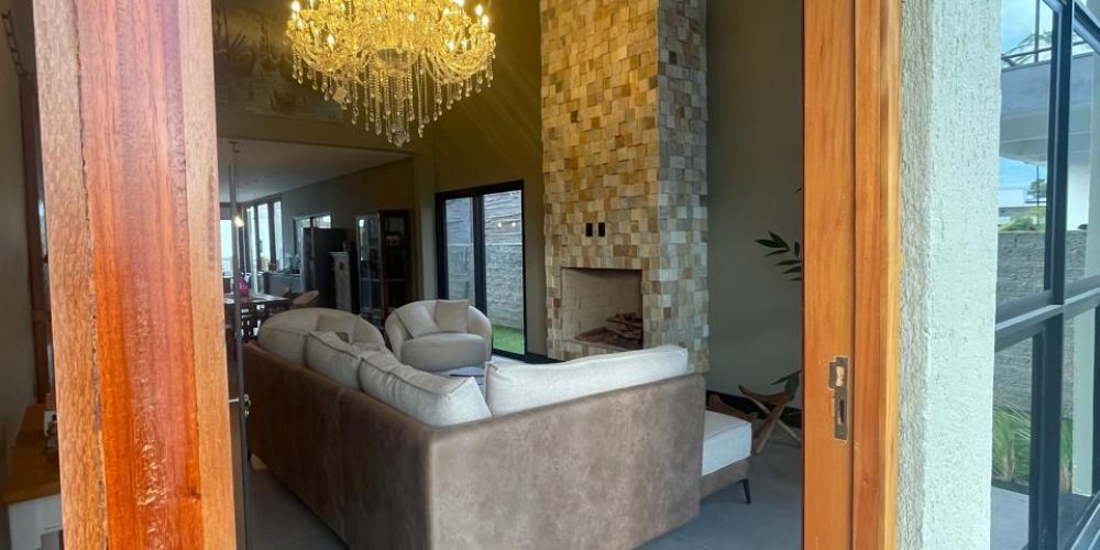 casa do César no Cond. Rosa Internacional 194m² por $ 2.390 (22)