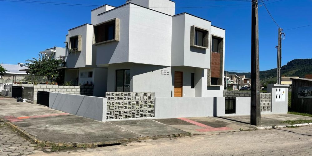 Sobrado à venda no Loteamento Pedra Branca, Garopaba-SC: 2 suítes, varanda, 2 vagas e acabamento premium perto de comércio e praias!
