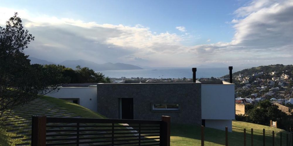 Terreno de 2.000 m² na subida da Silveira, Garopaba-SC. Localização privilegiada com vista panorâmica para a baía de Garopaba, pronto para construir.